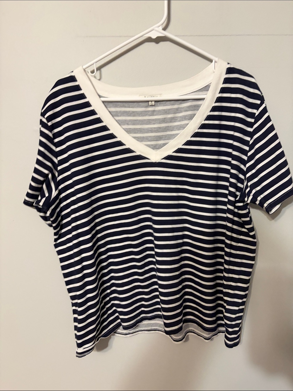 Z Supply Navy & White Striped V-Neck Short Sleeve Tee. XL 💯 cotton.
